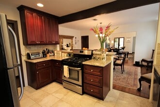 6230 Lindenhurst Ave, Unit 6232 in Los Angeles, CA - Building Photo - Building Photo