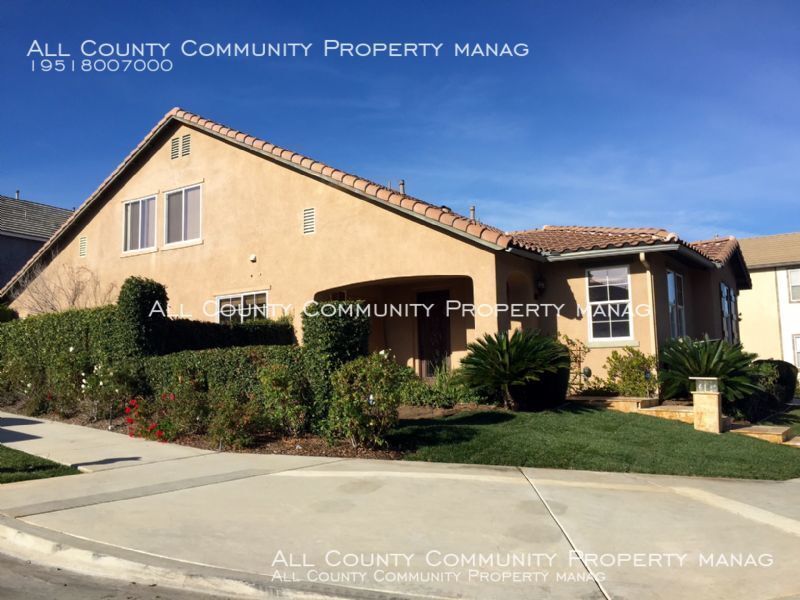 11031 Sweetgum St in Corona, CA - Foto de edificio