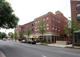 The Henry in Alexandria, VA - Foto de edificio - Building Photo