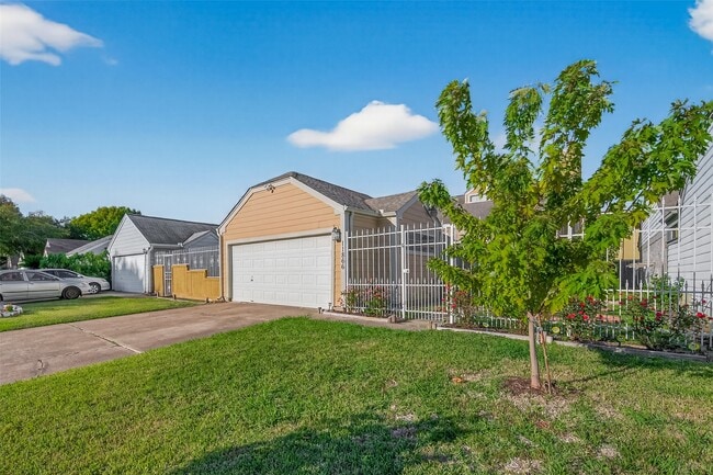 11866 Plumbrook Dr in Houston, TX - Building Photo - Building Photo
