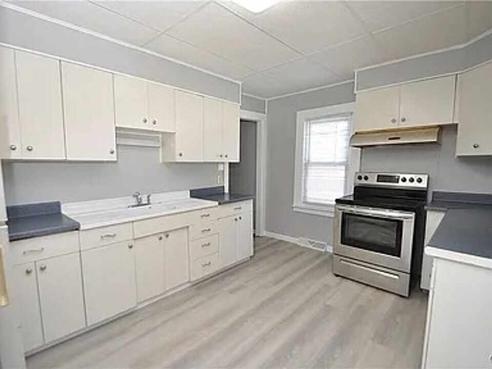 122 Beechwood Ave in Liverpool, NY - Building Photo