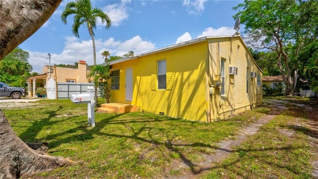 1085 NE 128th St in North Miami, FL - Building Photo - Building Photo