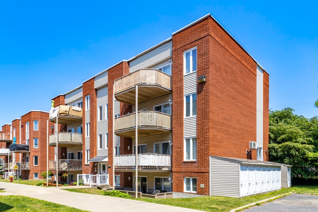 5369 Milan in Brossard, QC - Building Photo