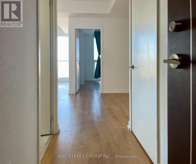 117 McMahon Dr in Toronto, ON - Building Photo - Building Photo