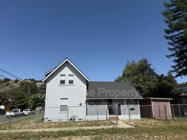 748 SE Parrott St in Roseburg, OR - Foto de edificio - Building Photo