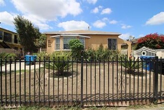 717 W 77th St in Los Angeles, CA - Foto de edificio - Building Photo