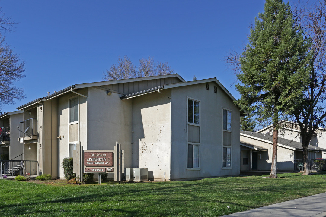 Oakwood Apartments II in Ivanhoe, CA - Building Photo