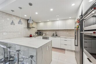 121 Crandon Blvd in Key Biscayne, FL - Building Photo - Building Photo