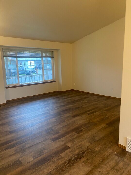 80 E Ryan Dr in Hayden, ID - Building Photo