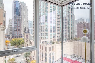 8 E Huron St in Chicago, IL - Building Photo - Building Photo