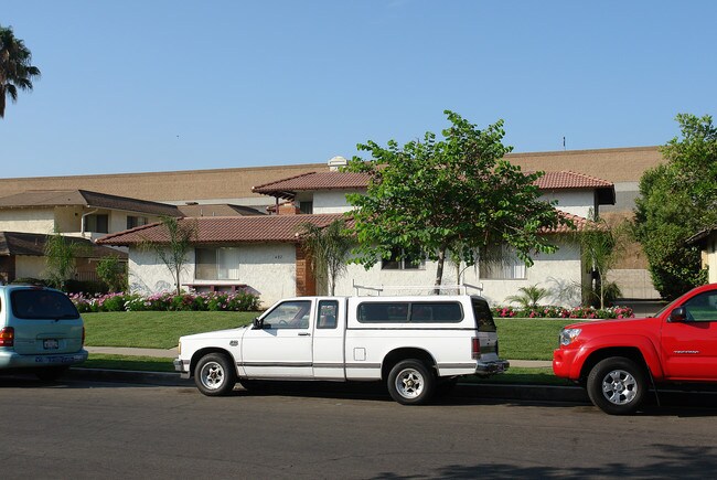 402 W Fairway Dr in Orange, CA - Building Photo - Building Photo