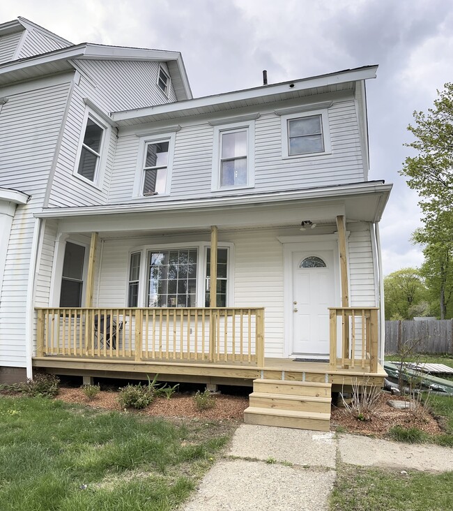 150 Main St, Unit 1 in Wayland, MA - Foto de edificio - Building Photo