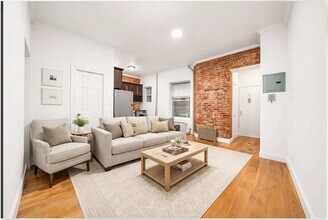 107 Christopher St, Unit 18 in New York, NY - Foto de edificio - Building Photo