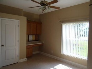 2811 Suncoast Lakes Blvd in Port Charlotte, FL - Foto de edificio - Building Photo