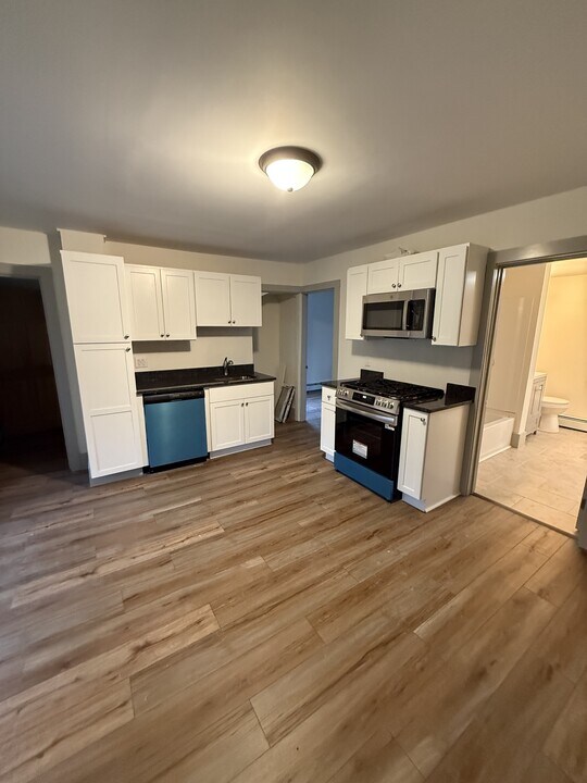 18 Railroad Ave in Taunton, MA - Building Photo