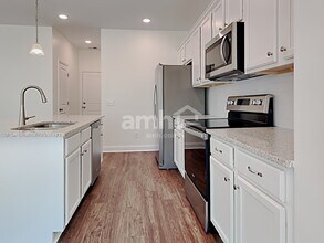 615 W Lionel Rd in Moncks Corner, SC - Foto de edificio - Building Photo