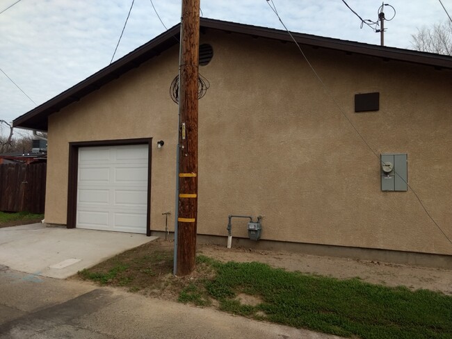 215 Jennie St in Modesto, CA - Building Photo - Building Photo