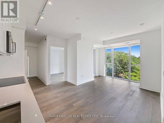 293 The Kingsway in Toronto, ON - Building Photo - Building Photo