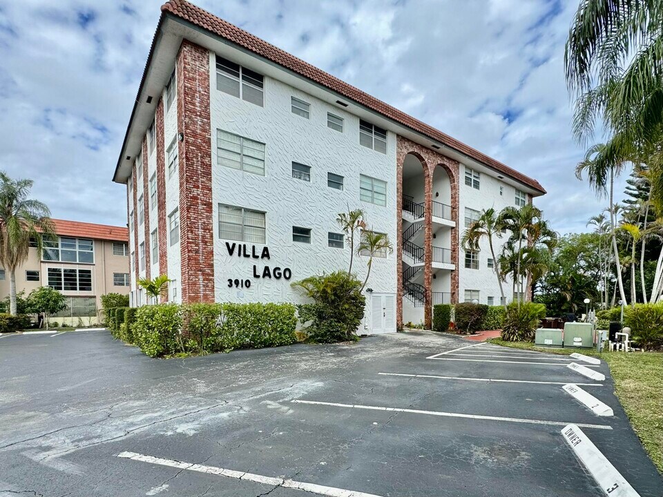 3910 Crystal Lake Dr in Pompano Beach, FL - Building Photo