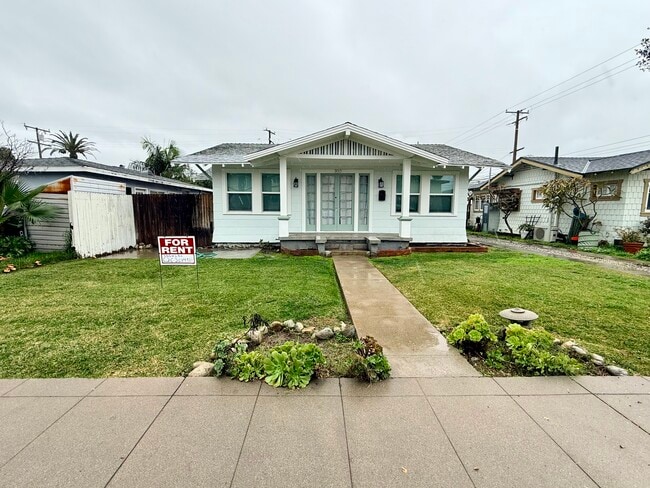 308 E School St in Covina, CA - Foto de edificio - Building Photo