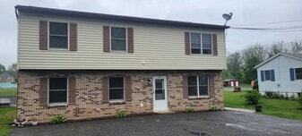 5 E Green St, Unit Second floor in Bechtelsville, PA - Building Photo