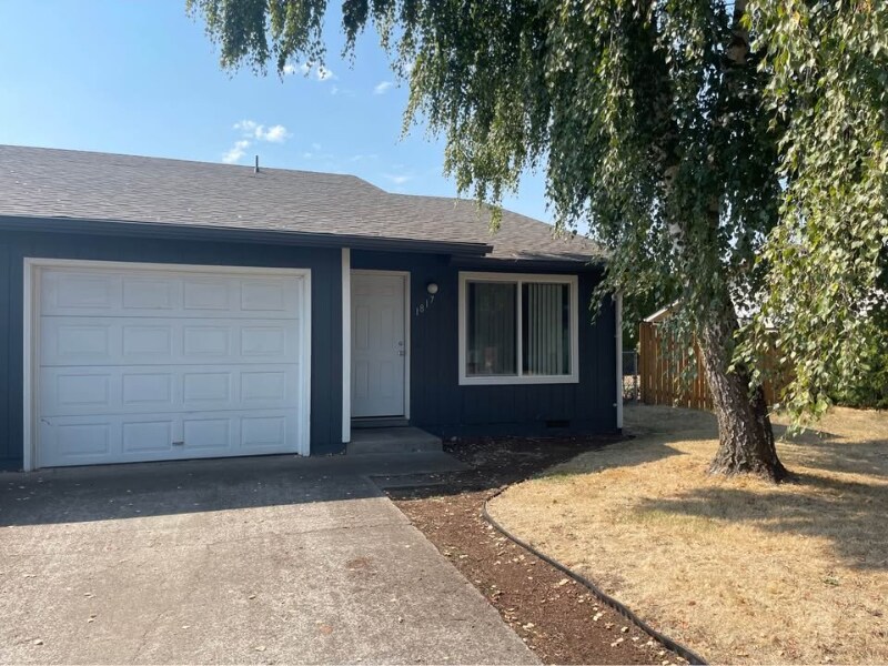 1817 Wilding Pl in Stayton, OR - Foto de edificio