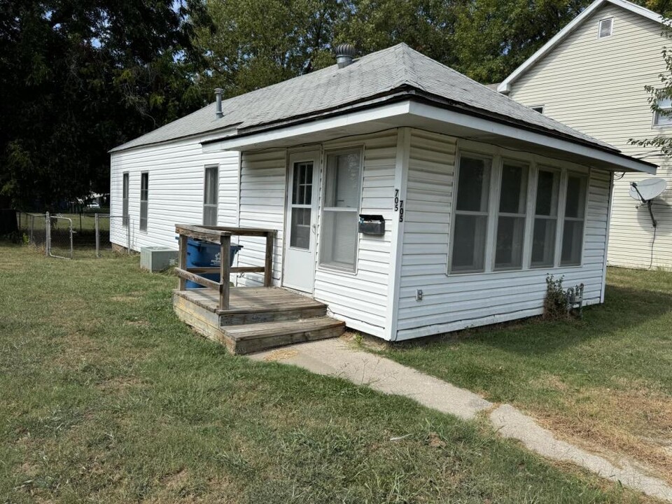 705 Gulf St in Lamar, MO - Foto de edificio