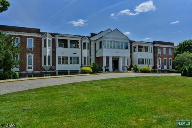 520 Newark Pompton Turnpike-Unit -216 in Pequannock Township, NJ - Building Photo - Building Photo