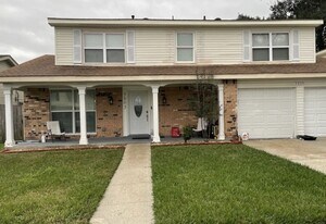 3805 N Deerwood Dr in Harvey, LA - Building Photo