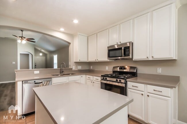 5835 Deleon Trail Dr in Spring, TX - Foto de edificio - Building Photo