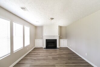 6583 Carriage Ln in Stone Mountain, GA - Building Photo - Building Photo