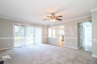 10 Country Woods Ct in Greensboro, NC - Foto de edificio - Building Photo