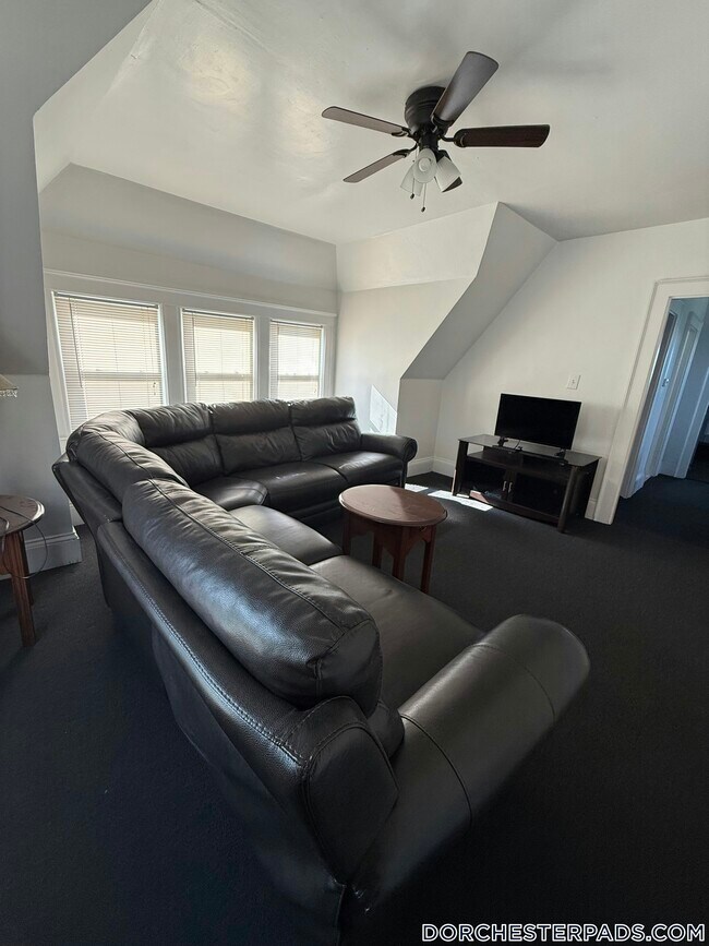 property at 3 Chamblet St