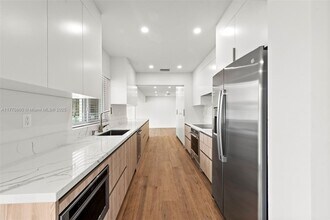 7000 Old Cutler Rd in Coral Gables, FL - Building Photo - Building Photo
