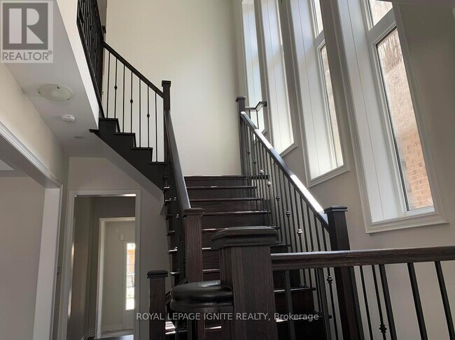 38 Hayeraft St in Whitby, ON - Building Photo - Building Photo