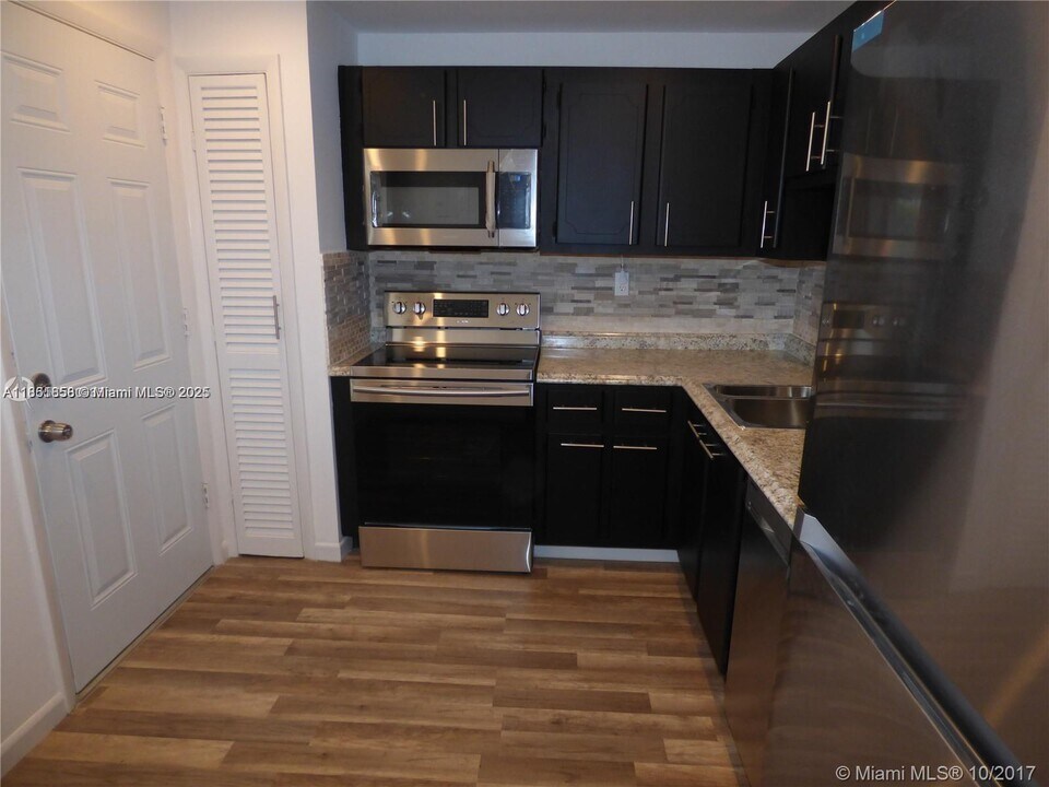 1601 NE 191st St in Miami, FL - Building Photo