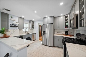 16 Hickory Rd in West Orange, NJ - Building Photo - Building Photo