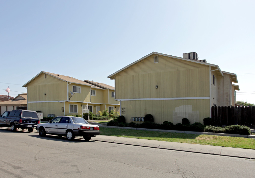 Pinto Townhomes in Ceres, CA - Foto de edificio