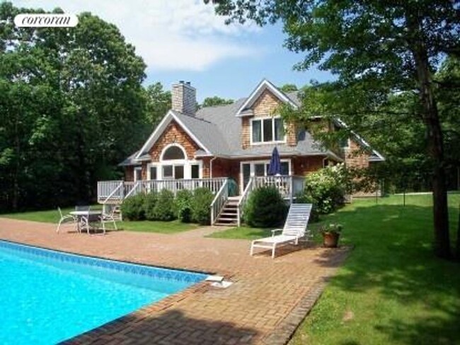 100 Old Stone Hwy in East Hampton, NY - Building Photo - Building Photo