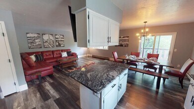 325 Westbrook Dr, Unit Executive Airplane Suite in Oshkosh, WI - Building Photo - Building Photo