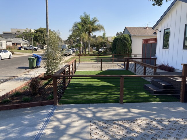 5750 W 85th Pl in Los Angeles, CA - Foto de edificio - Building Photo