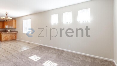 1251 Clover Dr in Santa Rosa, CA - Foto de edificio - Building Photo