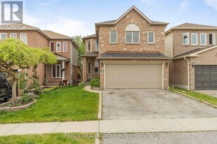 89 Knotty Pine Dr in Whitby, ON - Building Photo