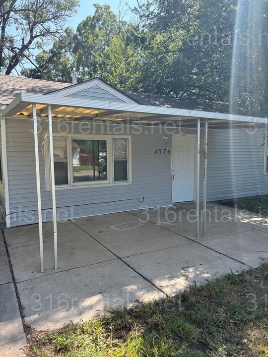 4576 Jade Ave in Wichita, KS - Building Photo