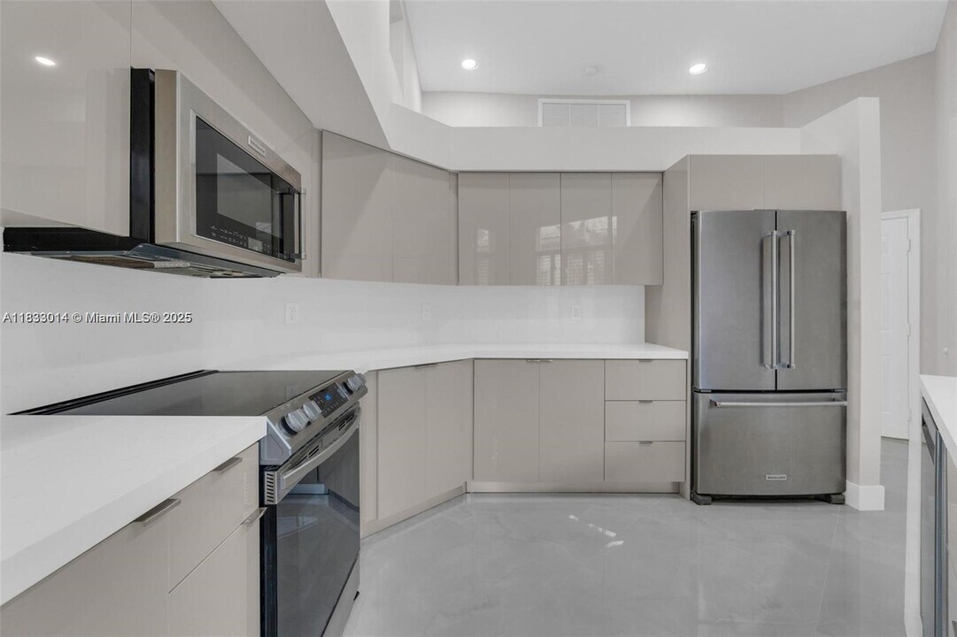 2553 Bay Pointe Dr in Weston, FL - Building Photo