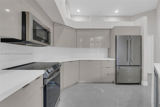 property at 2553 Bay Pointe Dr