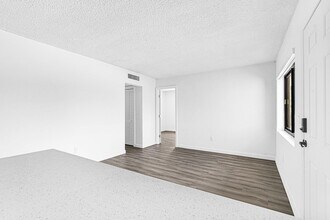 12085 W Dixie Hwy, Unit 209 in North Miami, FL - Building Photo - Building Photo