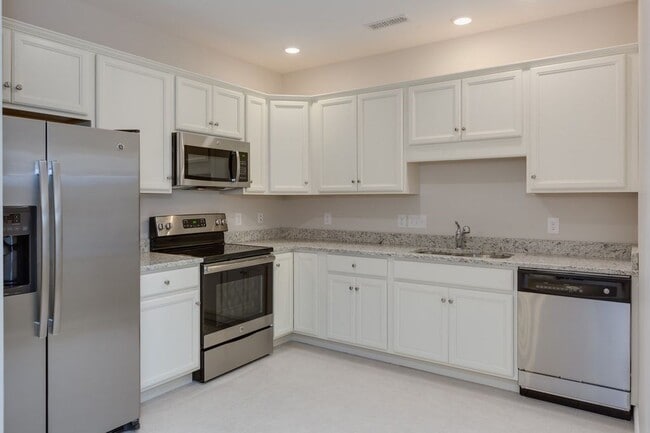 70 Fordway Ext, Unit 102 in Derry, NH - Building Photo - Building Photo