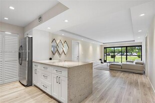 230 Lakeview Dr in Weston, FL - Building Photo