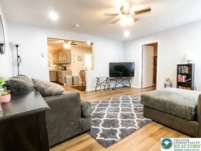 36 Main St in Delaware Water Gap, PA - Building Photo - Building Photo